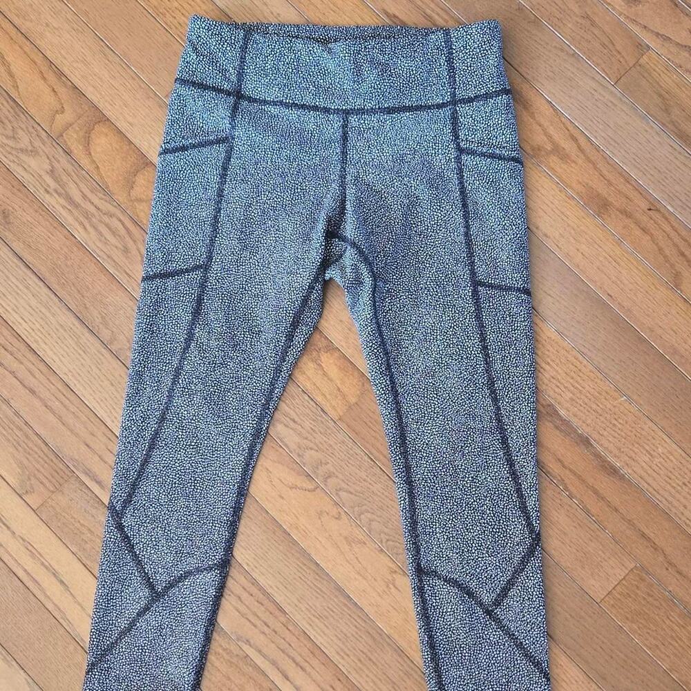 Lululemon black print leggings with black geometric lines and white speckles 8